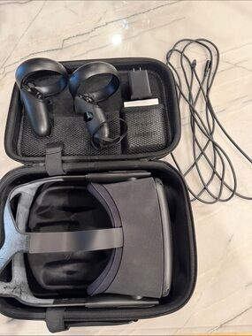 Oculus Quest 1 Black VR Headset Controllers and Carry Case; All Items Tested